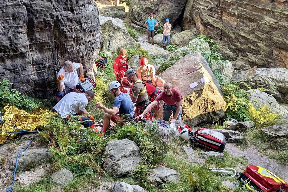 Einsatzkräfte von Bergwacht und Rettungsdienst mussten sich am Mittwoch um eine abgestürzte Frau (53) im Klettergebiet Rosenthal-Bielatal kümmern.
