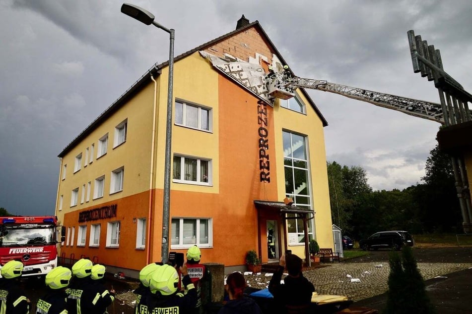 Die Fassade eines Hauses in Schwarzenberg wurde durch den starken Regen beschädigt. Die Feuerwehr löste herabhängende Teile.