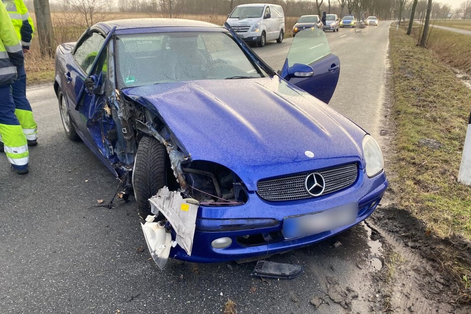 Unfall im Norden: Mercedes-Fahrerin prallt gegen Baum