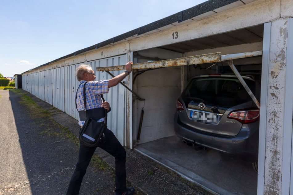 Vereins-Vize Steffen Wuttke (60) macht sich derzeit keine Sorgen über den Verlust seiner Garage in Naußlitz...