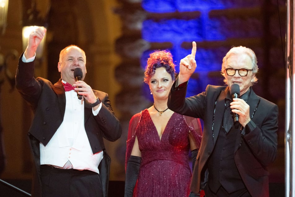 OB Dirk Hilbert (54, FDP, v.l.), Partnerin Miriam Nötzold (46) und Entertainer Wolfgang Lippert (73) glänzten auf der Bühne in schillernden Outfits.