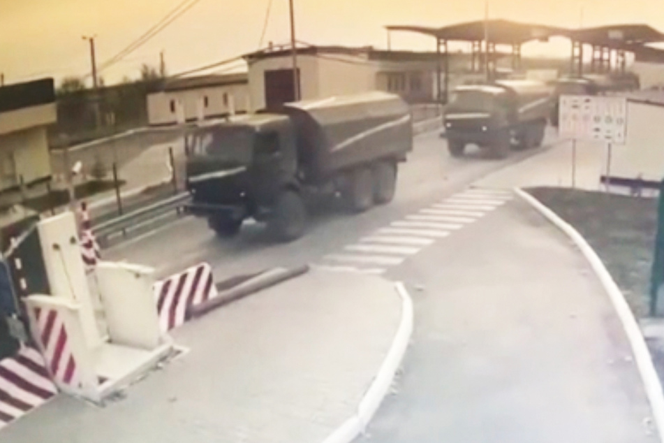 Das russische Militär fährt über die Grenze in die Ukraine. Der Einsatz soll weiter anhalten.