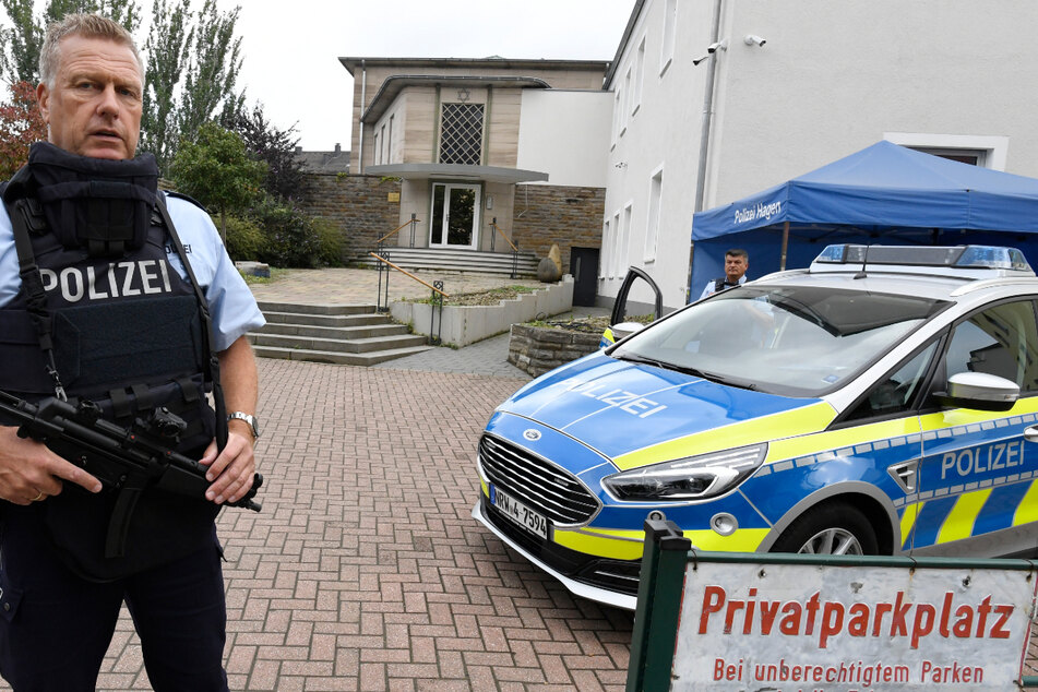 Ein Polizist bewacht die Hagener Synagoge.