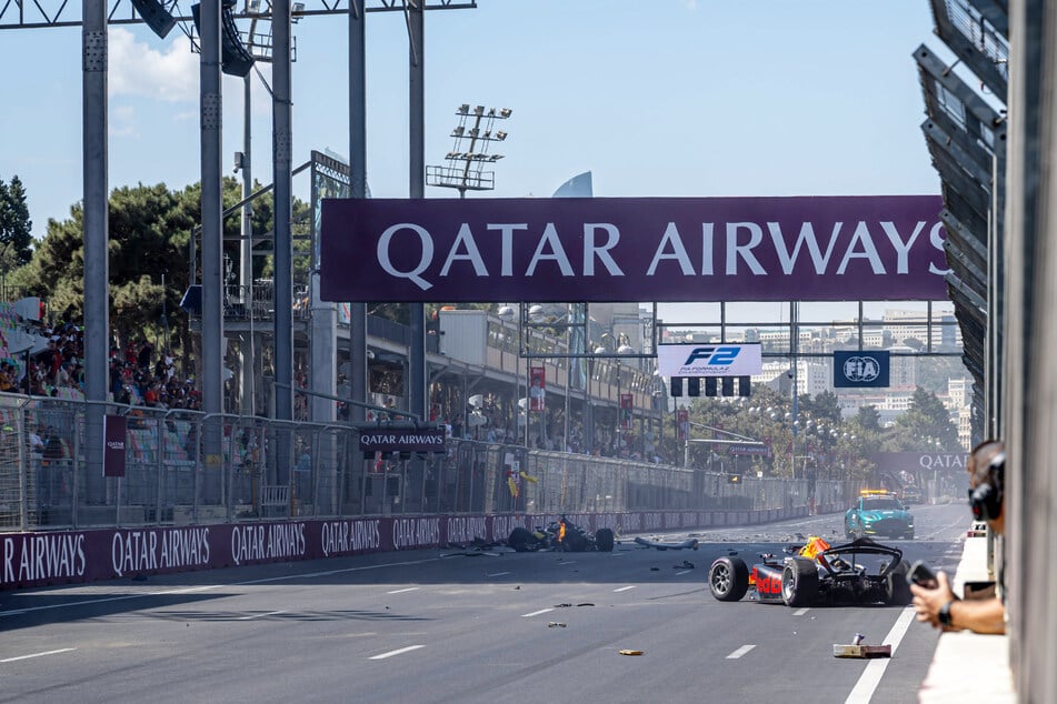 For both Carlos Sainz (30) in the Ferrari and Red Bull driver Sergio Pérez, the race was over one lap before the finish.