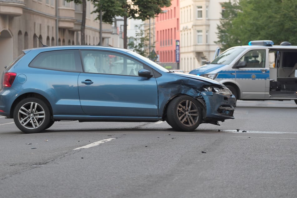 Crash auf der Querstraße: Zwei Verletzte