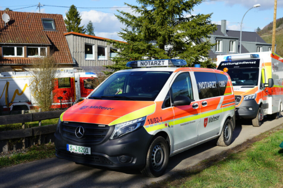 Die beiden Arbeiter trugen offenbar nur leichtere Verletzungen bei dem Unglück davon.