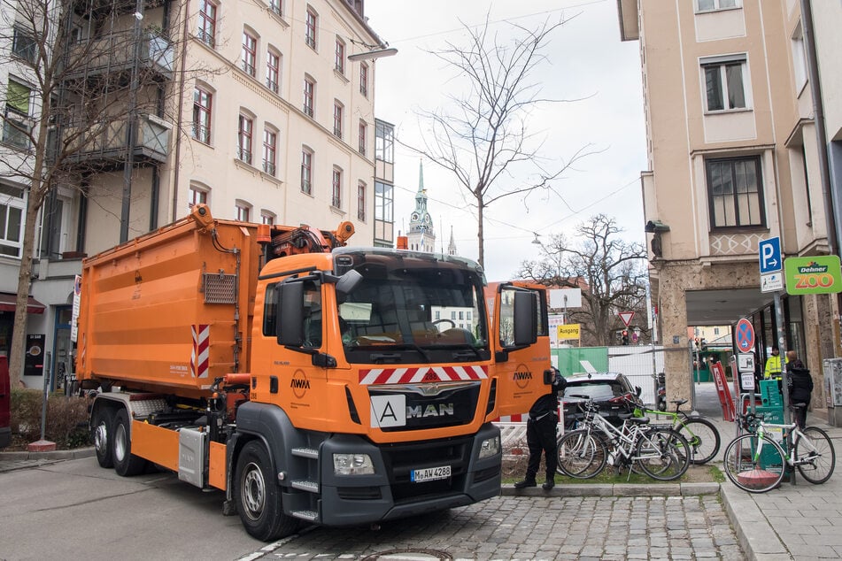 Ein großer Container-Lastwagen versperrt zur Sicherheit die Zufahrtsstraße zum Viktualienmarkt in München während der Faschingsveranstaltung "Tanz der Marktweiber".