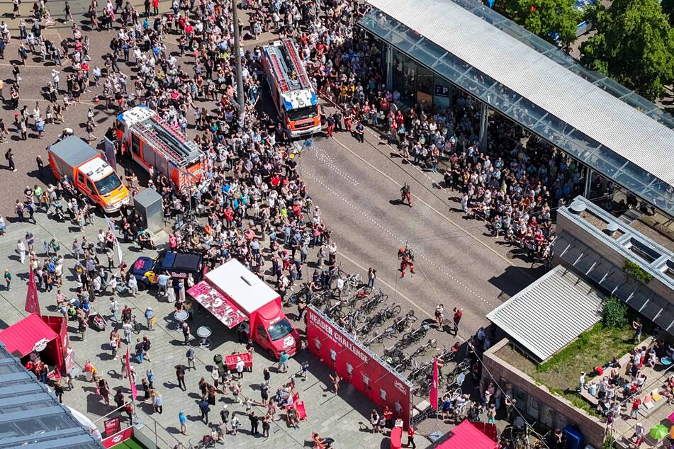 ... bis herunter auf den Augustplatz, wo das andere Ende des Seils an einem Feuerwehrfahrzeug befestigt war.
