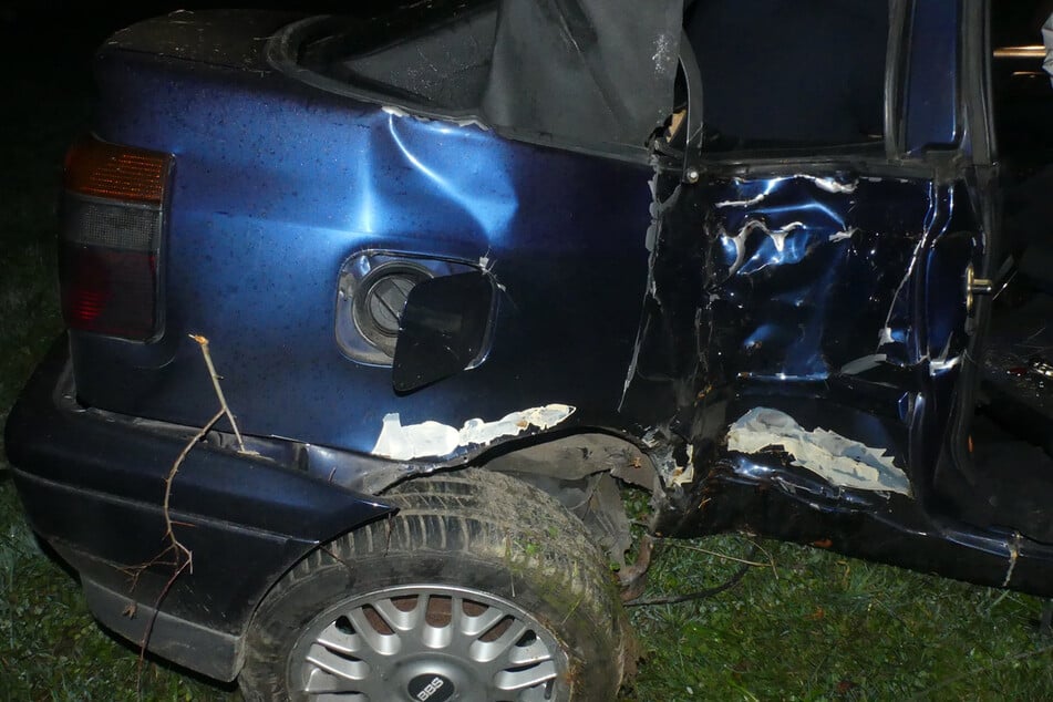 Der VW Golf wurde bei dem Unfall in Gummersbach massiv beschädigt.