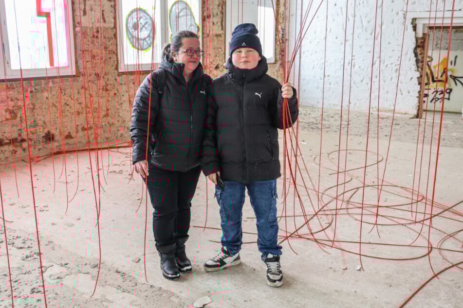 Paul (12) und Milli Eißmann (51) stöbern durchs alte Scheffelkrankenhaus.