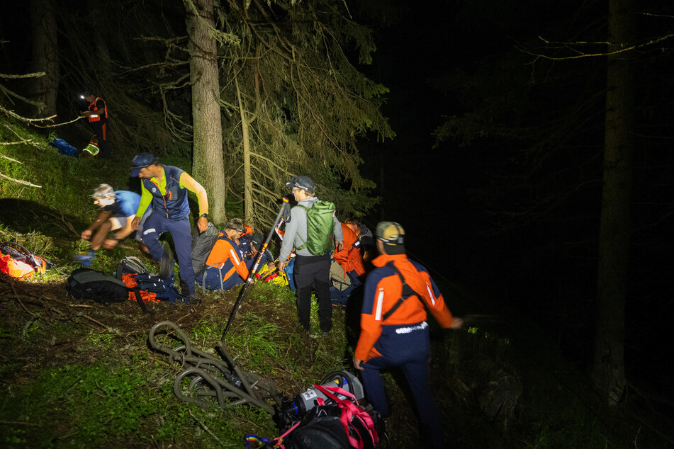 Die Bergretter entdeckten die schwerverletzte Frau kurz vor Mitternacht in einem Graben.