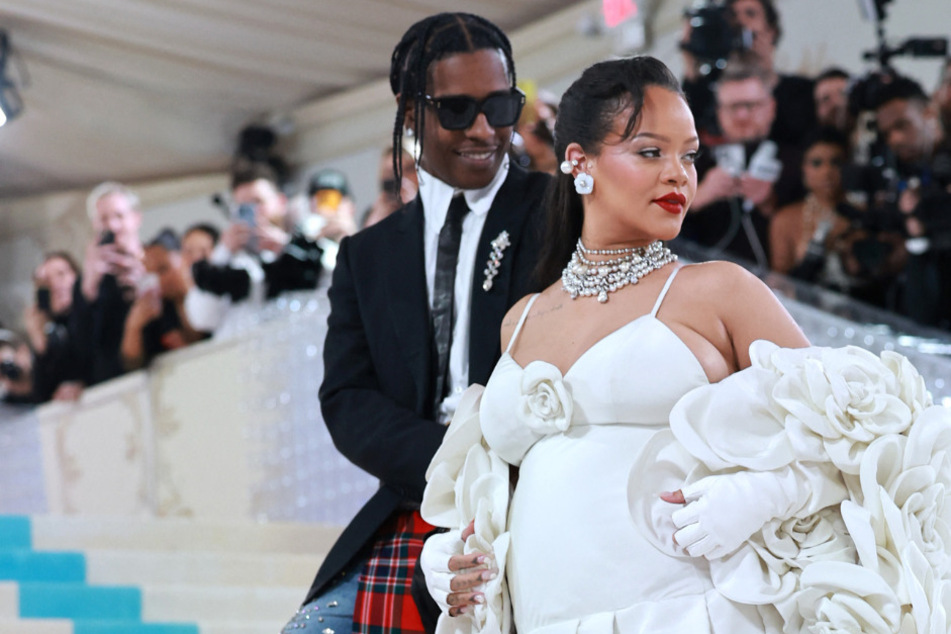 Rihanna (r.) and partner A$AP Rocky have reportedly welcomed a baby boy, contrary to earlier reports that the star already gave birth to a baby girl.