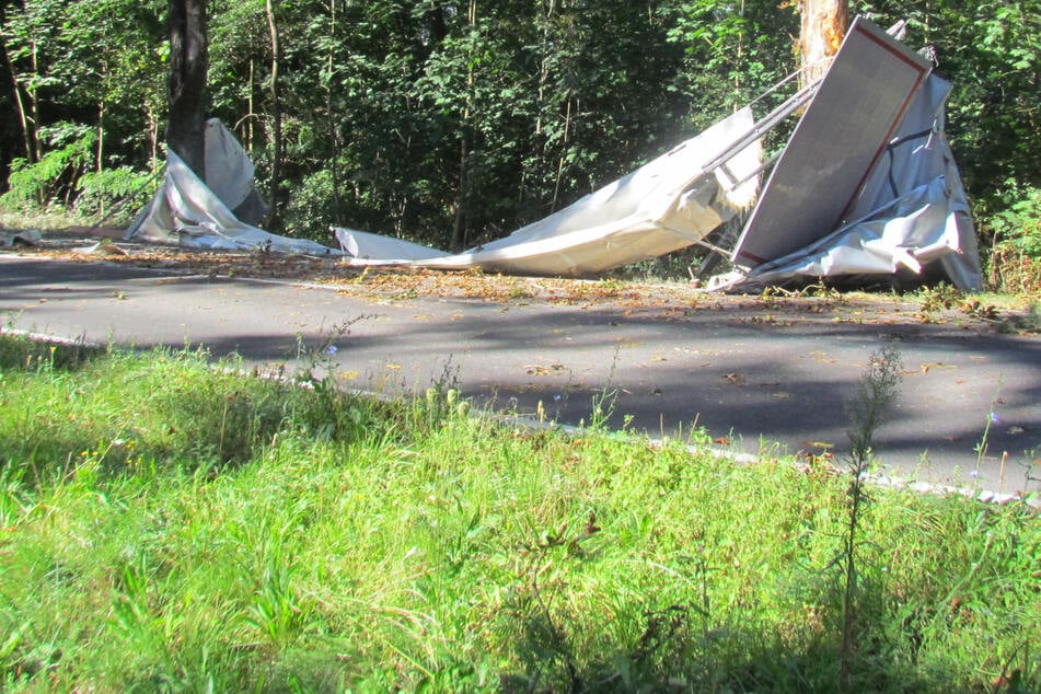 Lkw verteilt Zement auf der Straße: Wo ist der dreiste Unfallfahrer?