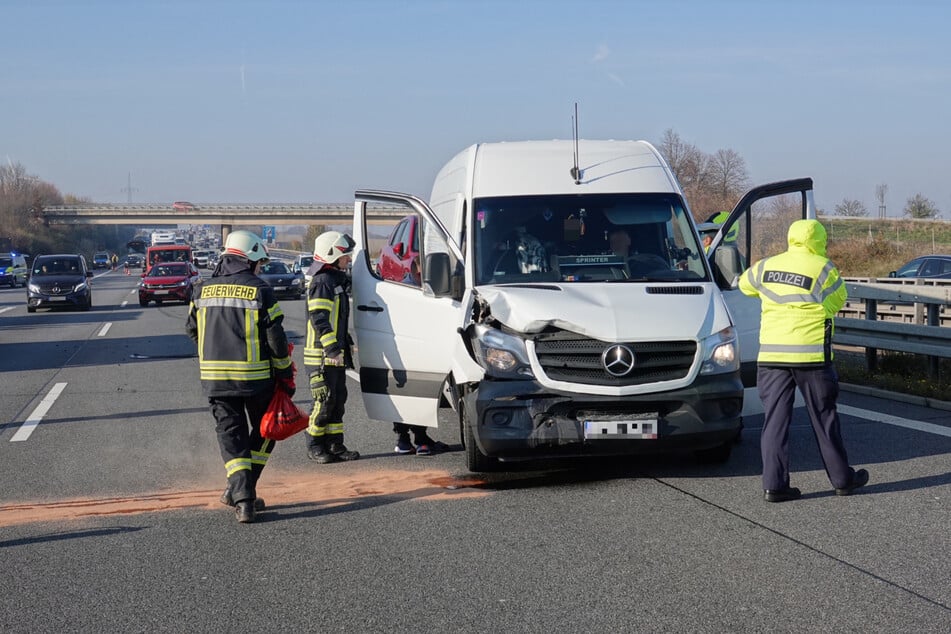 Im Rückstau krachte es zwischen einem Transporter und einem VW.