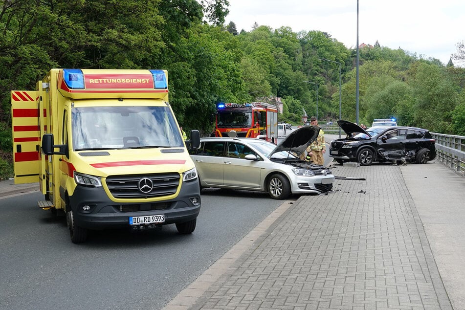 Kurz vorm Ortseingang Freital sind am Samstagnachmittag zwei Autos frontal kollidiert.
