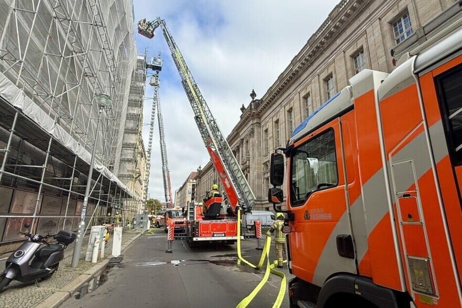 Berlin: Dachstuhl brennt in Mitte: 58 Feuerwehrleute im Einsatz