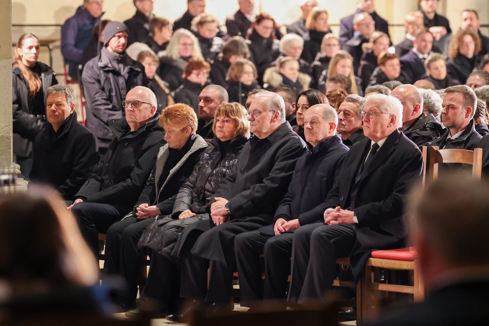 Bundeskanzler Olaf Scholz (66, SPD, 1. Reihe, 2.v.r.) und Bundespräsident Frank-Walter Steinmeier (68, 1. Reihe, 1.v.r.) beim Trauergottesdienst.