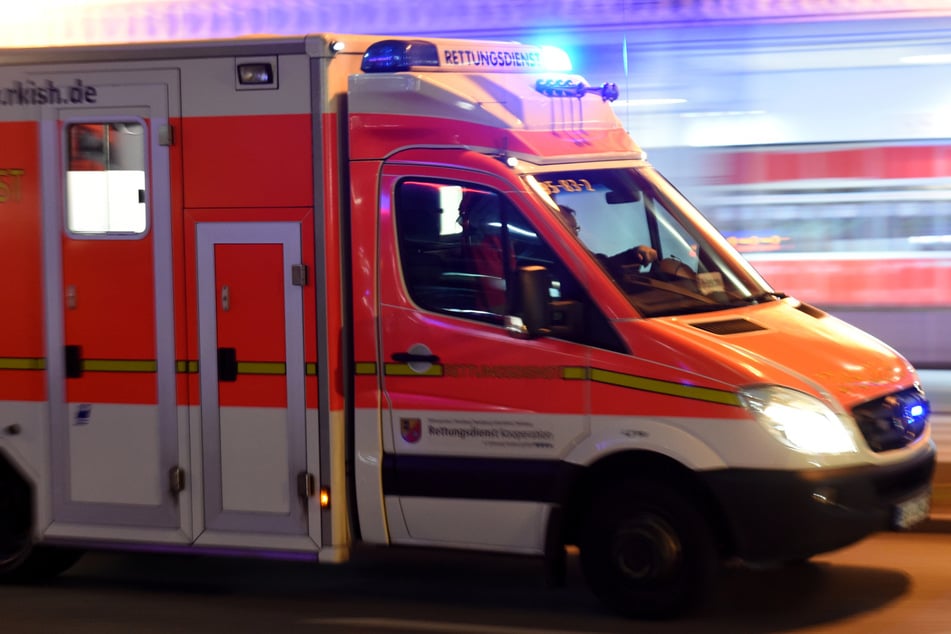 Das Dach des Transporters wurde durch die Seitenwand des Lastwagens völlig eingedrückt. Der Fahrer hatte keine Chance. (Symbolbild)