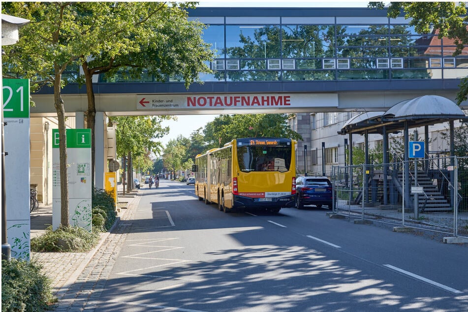 Mit einem Kranaufleger blieb ein LKW-Fahrer (61) an einer solchen Verbindungsbrücke hängen. (Archivbild)