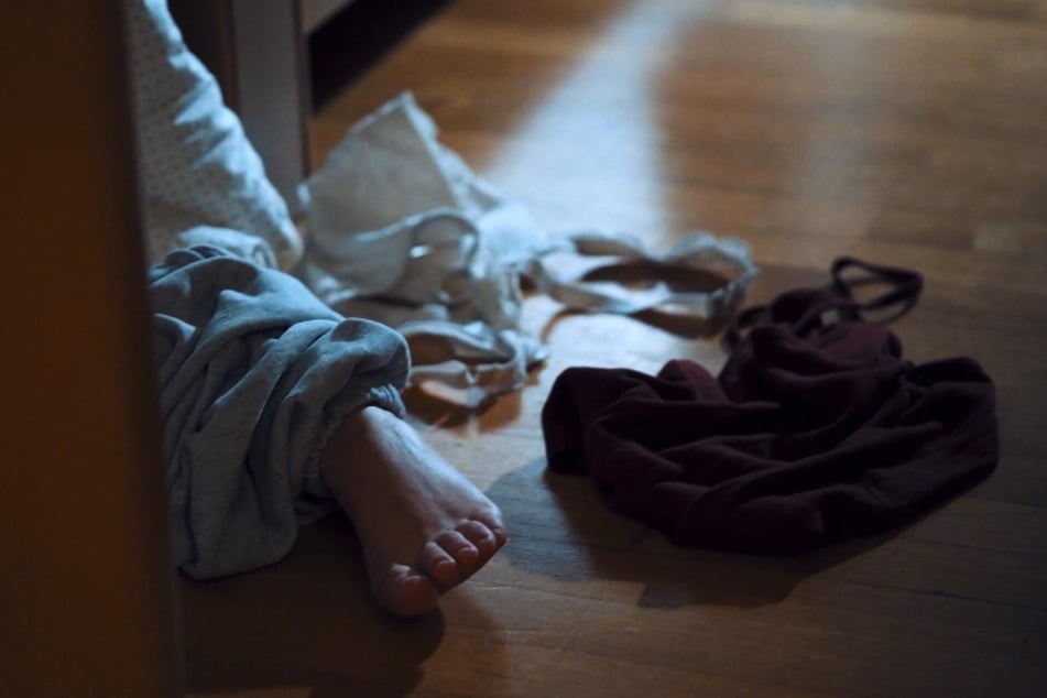 Nachgestellte Szene: Mit bis an die Knöchel heruntergezogener Jogginghose und nur einer Socke bekleidet wurde die junge Frau in ihrer Wohnung aufgefunden.