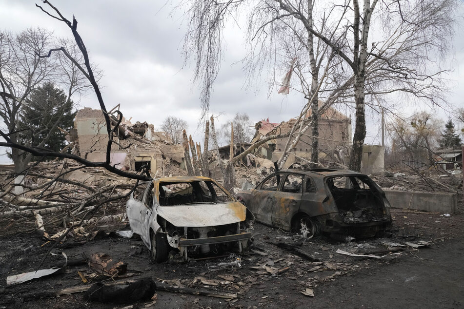 Unweit der ukrainischen Hauptstadt Kiew sind im Ort Makariw nach Angaben des Bürgermeisters 132 Zivilisten erschossen aufgefunden worden.