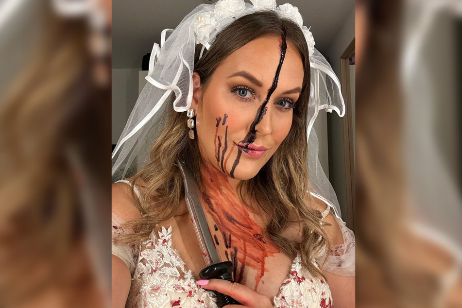Durch den Kommentar "Grüße an meinen Ex 🤡" verlieh Josimelonie (29) ihrem Halloween-Kostüm einen tieferen Sinn - denn sie benutzte dafür ein echtes Hochzeitskleid.
