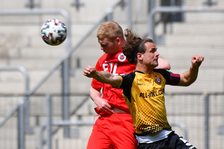 Yannick Stark (r.) geht hier ins Kopfballduell mit Kölns Kai Klefisch.