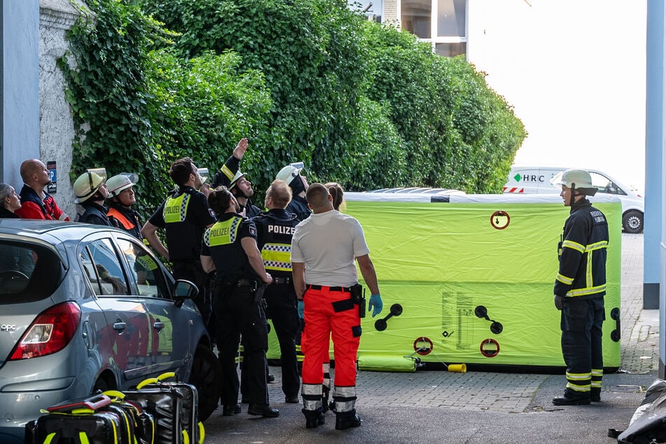 Die Kollegen der Feuerwehr mussten zur Sicherheit mit einem Sprungtuch ausrücken.