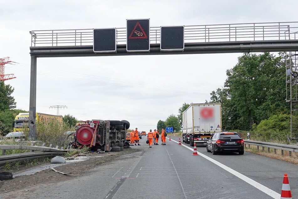 Der Unfall-Truck berührte den Pfeiler der Schilderbrücke. Die Konstruktion muss deswegen abgebaut werden.