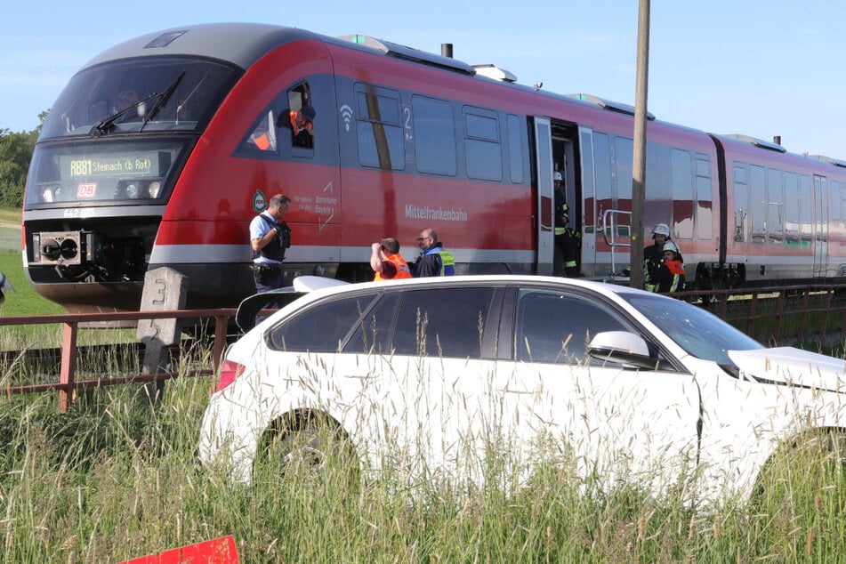 Der BMW wurde bei der Kollision mit dem Regionalzug beschädigt.