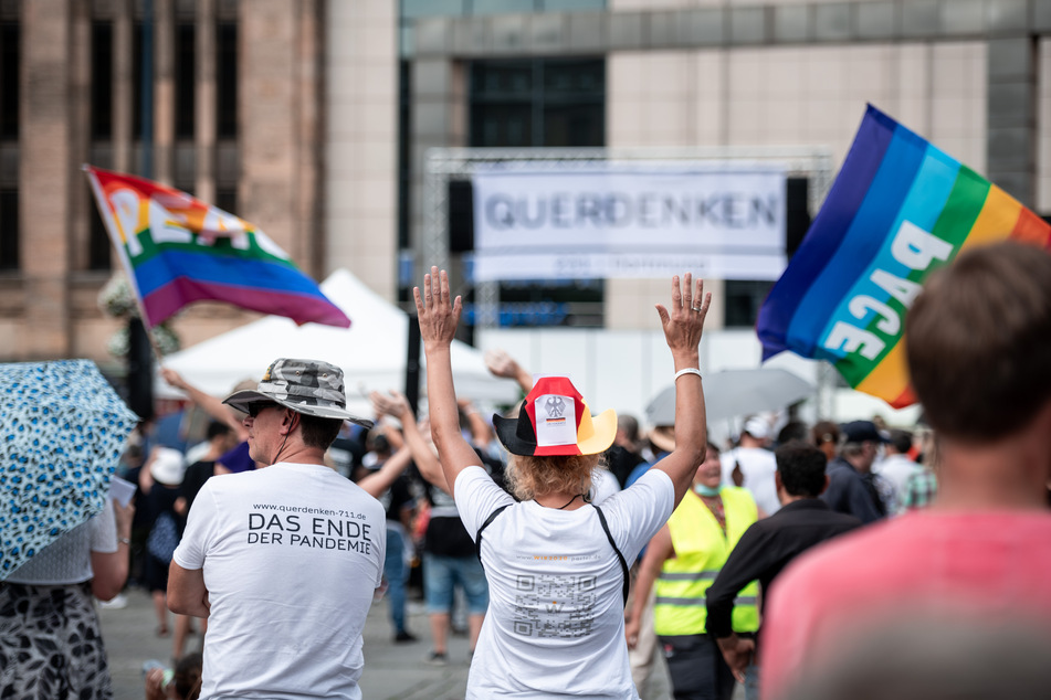 Menschen demonstrieren in Dortmund gegen die aktuellen Corona-Maßnahmen
