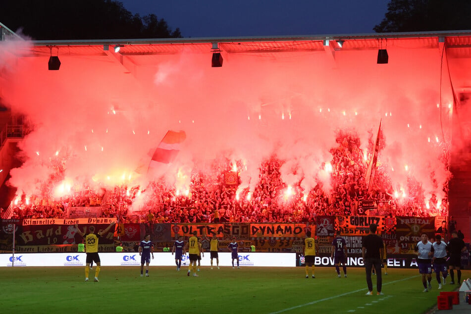 Im Sachsenderby zündeten die Fans von Dynamo Dresden massig Pyrotechnik. Dafür wird der Verein jetzt zur Kasse gebeten.