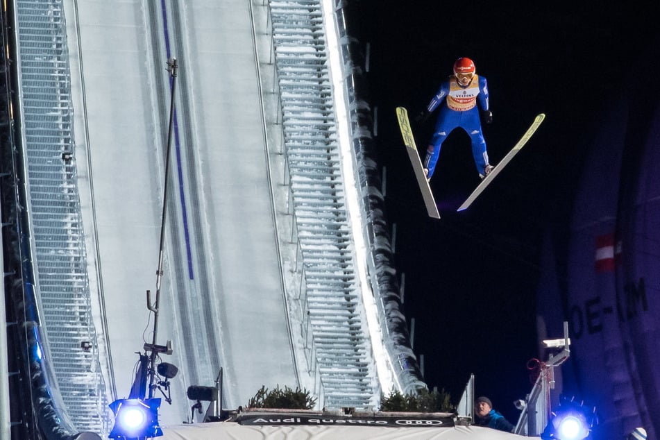 So schön kann Richard Freitag (29) fliegen. Er macht es aber derzeit zu selten. Seine Chancen auf die Heim-WM in Oberstdorf sind verschwindend gering.