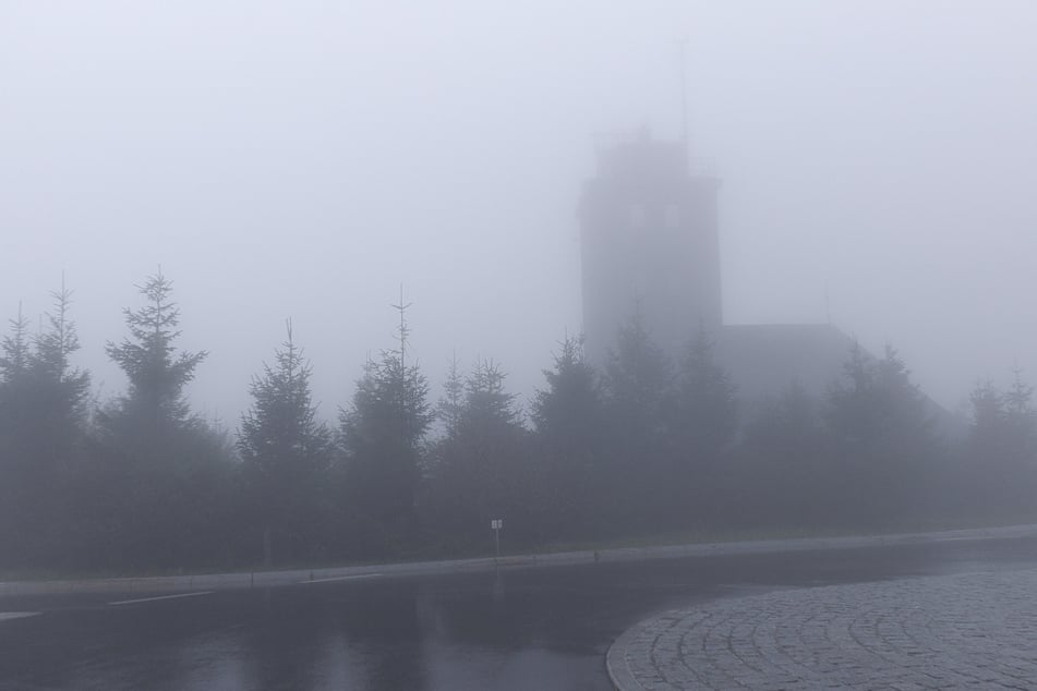 Nebel, Wind und Regen auf dem Fichtelberg.