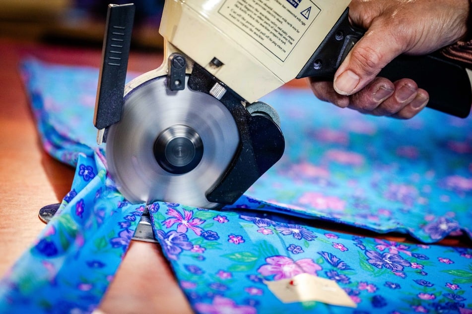 Das Zuschneiden übernimmt Birgit Mädler höchstpersönlich. Sie freut sich, wenn sich die Kunden freuen.