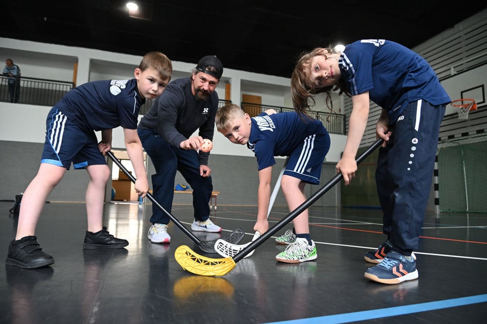 Torsten Buschmann (49), Sportlicher Leiter Eishockeyschule, trainiert mit Milan, Bastian und Aaron (alle 8).