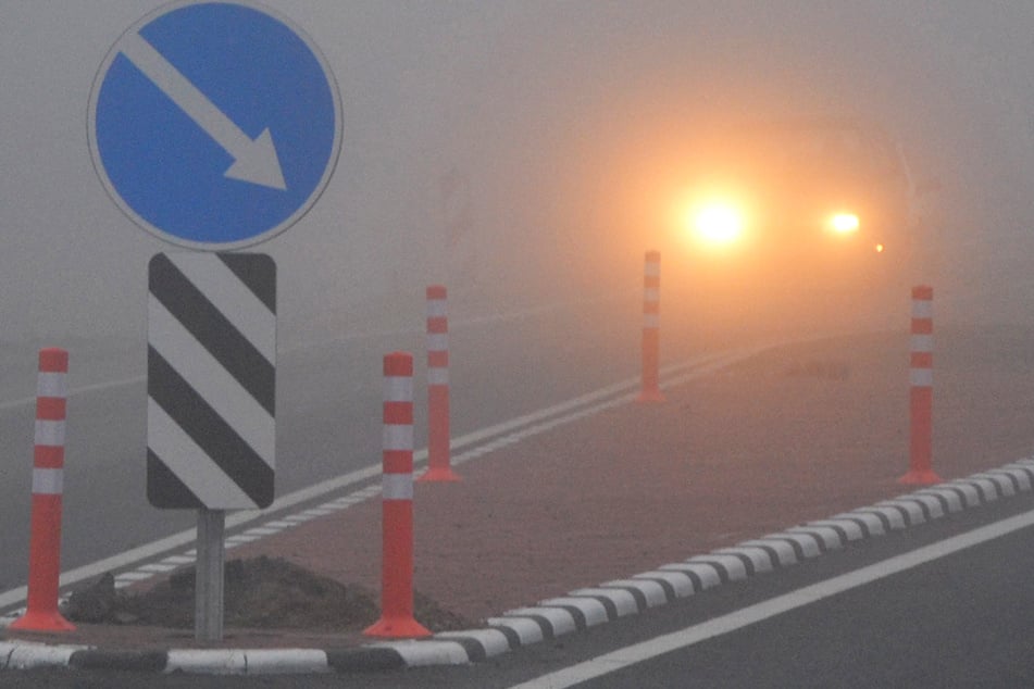 In den kommenden Nächten ist teils mit Nebel zu rechnen, teils mit Glätte - Autofahrer sollten Vorsicht walten lassen. (Symbolbild)
