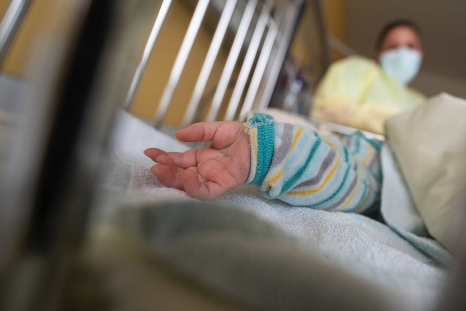 Mutter flüchtet mit Baby aus Ruhrgebiet-Klinik: Säugling in Lebensgefahr!