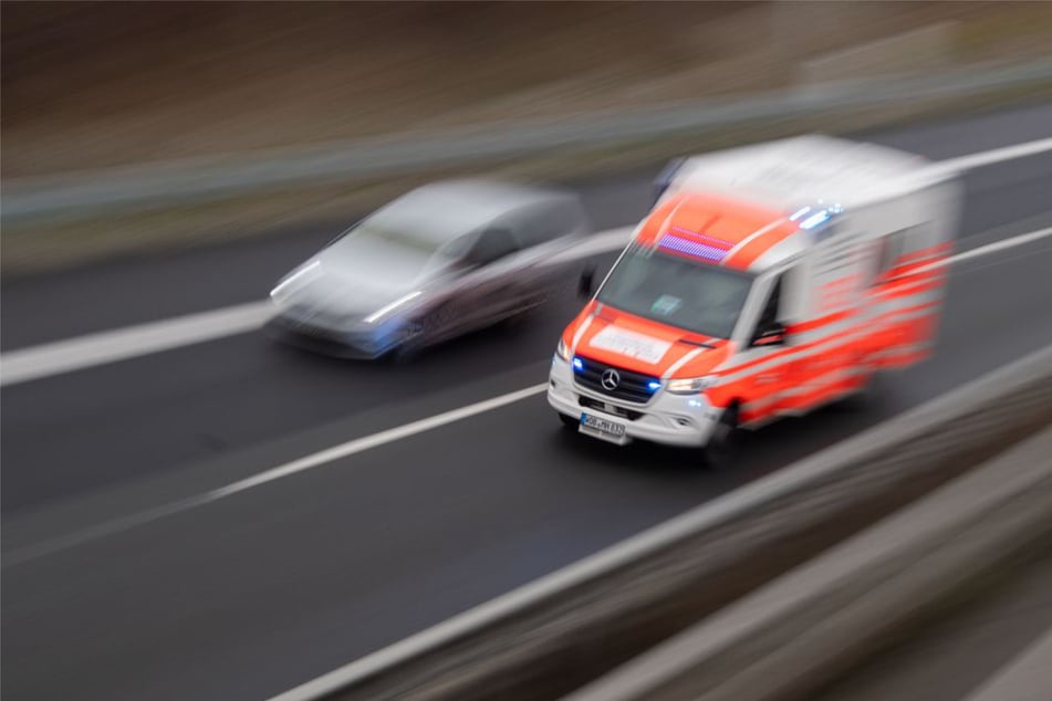 Ein Rettungswagen brachte den Jugendlichen in eine Klinik. (Symbolbild)