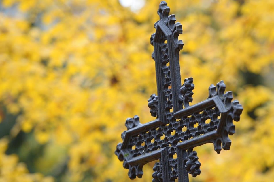 Zeugen finden blutverschmierte Person auf Friedhof