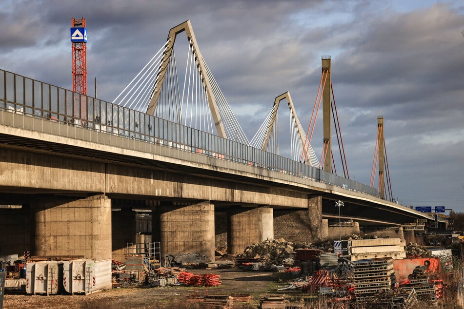 Die Leverkusener Brücke der A1 wird zwischen dem Autobahnkreuz Leverkusen und der Anschlussstelle Köln-Niehl zwei Wochen vor der Inbetriebnahme des Brückenneubaus voll gesperrt.