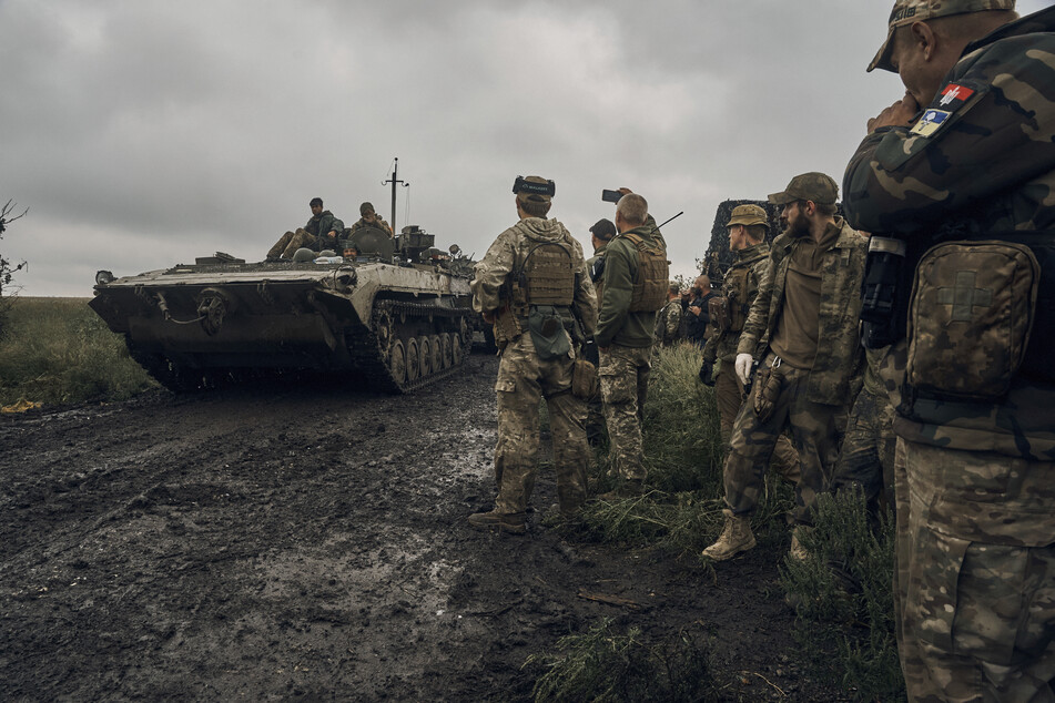 Ukrainische Militärfahrzeuge bewegen sich auf der Straße in dem befreiten Gebiet in der Region Charkiw.