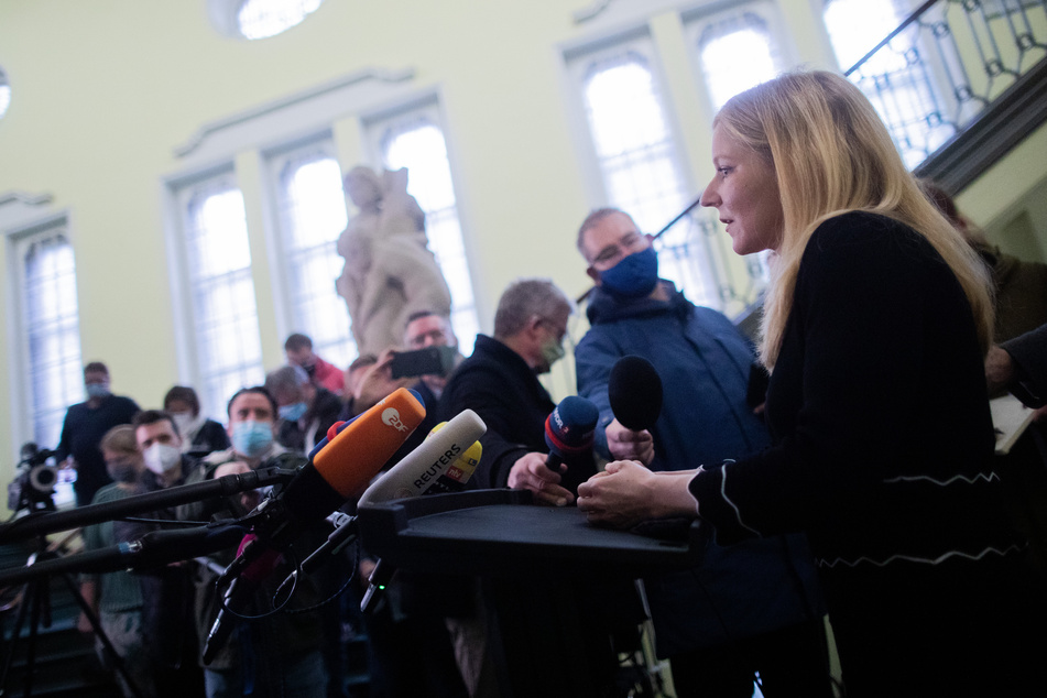 Marie Lingnau, Rechtsanwältin von Gretas Mutter, spricht vor in einem Gerichtssaal des Landgerichts zu Medienvertretern.