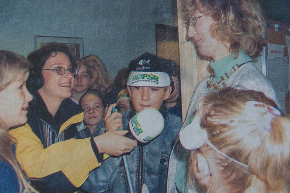 Ab Mitte der 1990er-Jahre war Eileen Mühlbach als Reporterin sachsenweit im Einsatz, hier in einem Gymnasium in Wurzen (bei Leipzig).