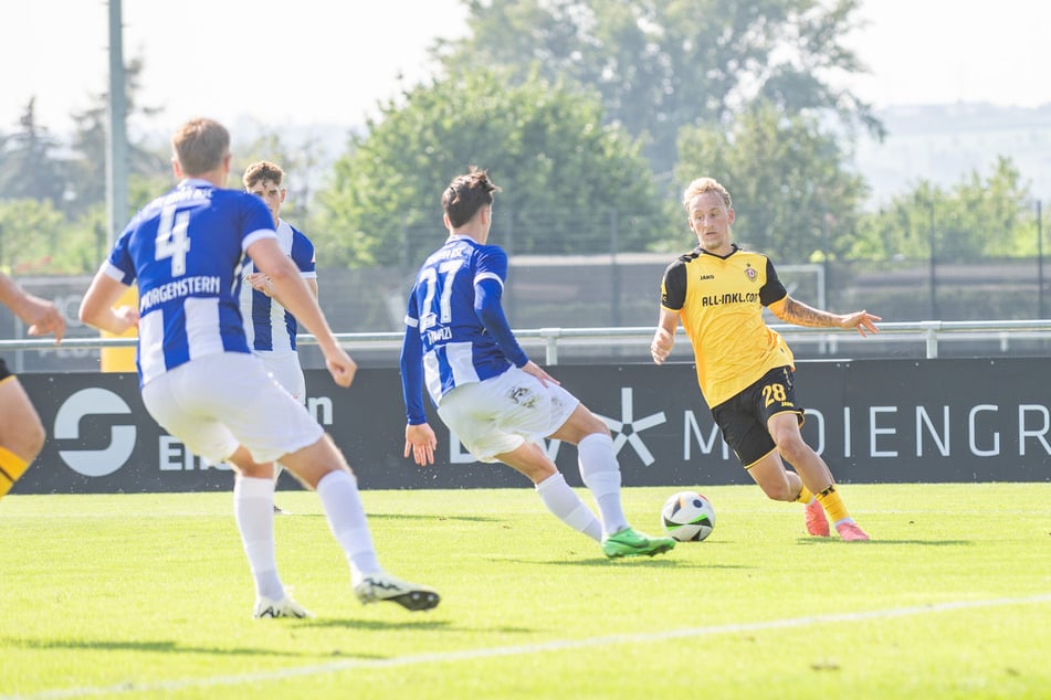 Die Dynamo-Premiere von Sascha Risch (r.) war nicht von Erfolg gekrönt: Gegen Hertha BSC II stand am Ende ein Unentschieden.