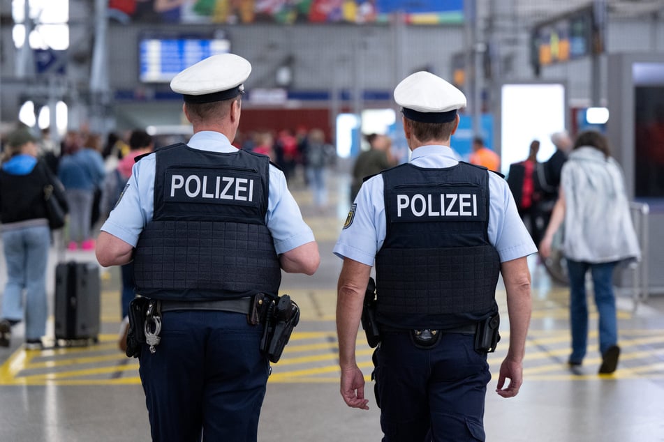 Die Bundespolizei begleitete die anreisenden Fans zum Spiel Magdeburg gegen Schalke. (Symbolbild)