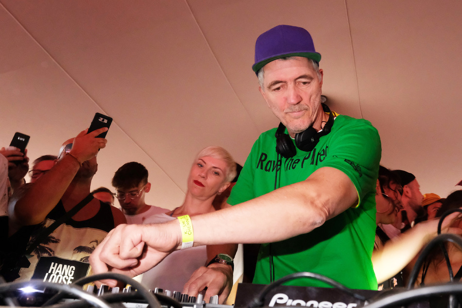 DJ Dr. Motte steht beim Festival "Kosmos Chemnitz" (2019) auf der Bühne.