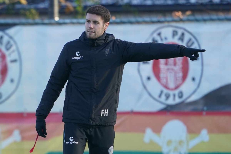 St. Paulis Cheftrainer Fabian Hürzeler (29) will mit einem positiven Gefühl die Winter-Vorbereitung abschließen.