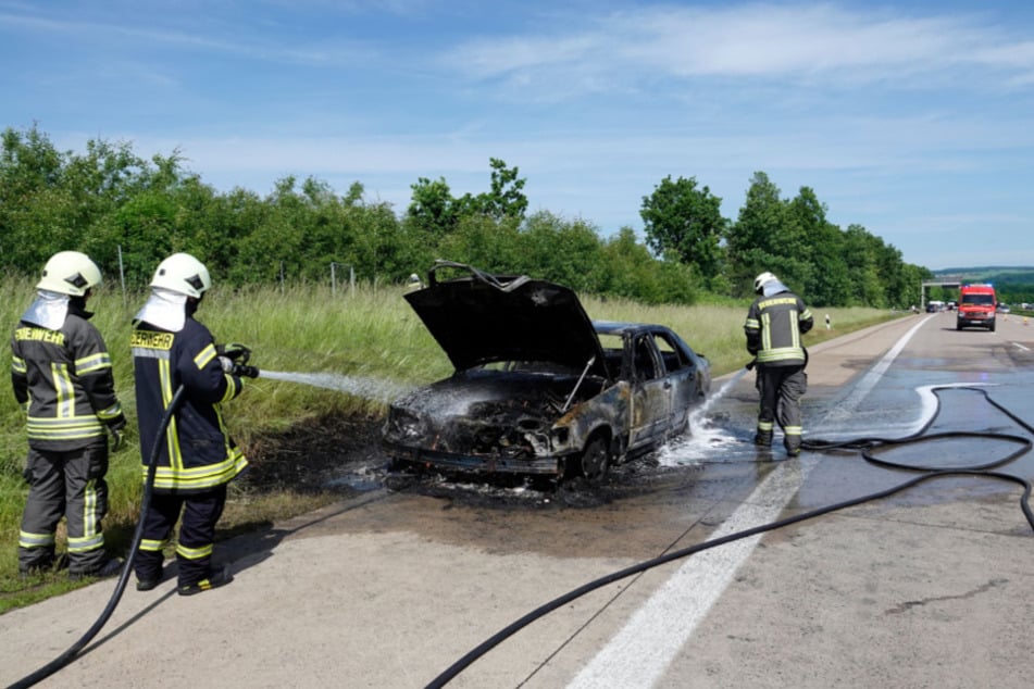 Der Mercedes brannte vollständig aus.