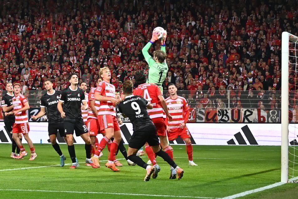 Unions Torwart Frederik Rönnow (33) hielt seinen Kasten am Samstag gegen den SC Freiburg sauber - auch dank einer Entscheidung des VAR.